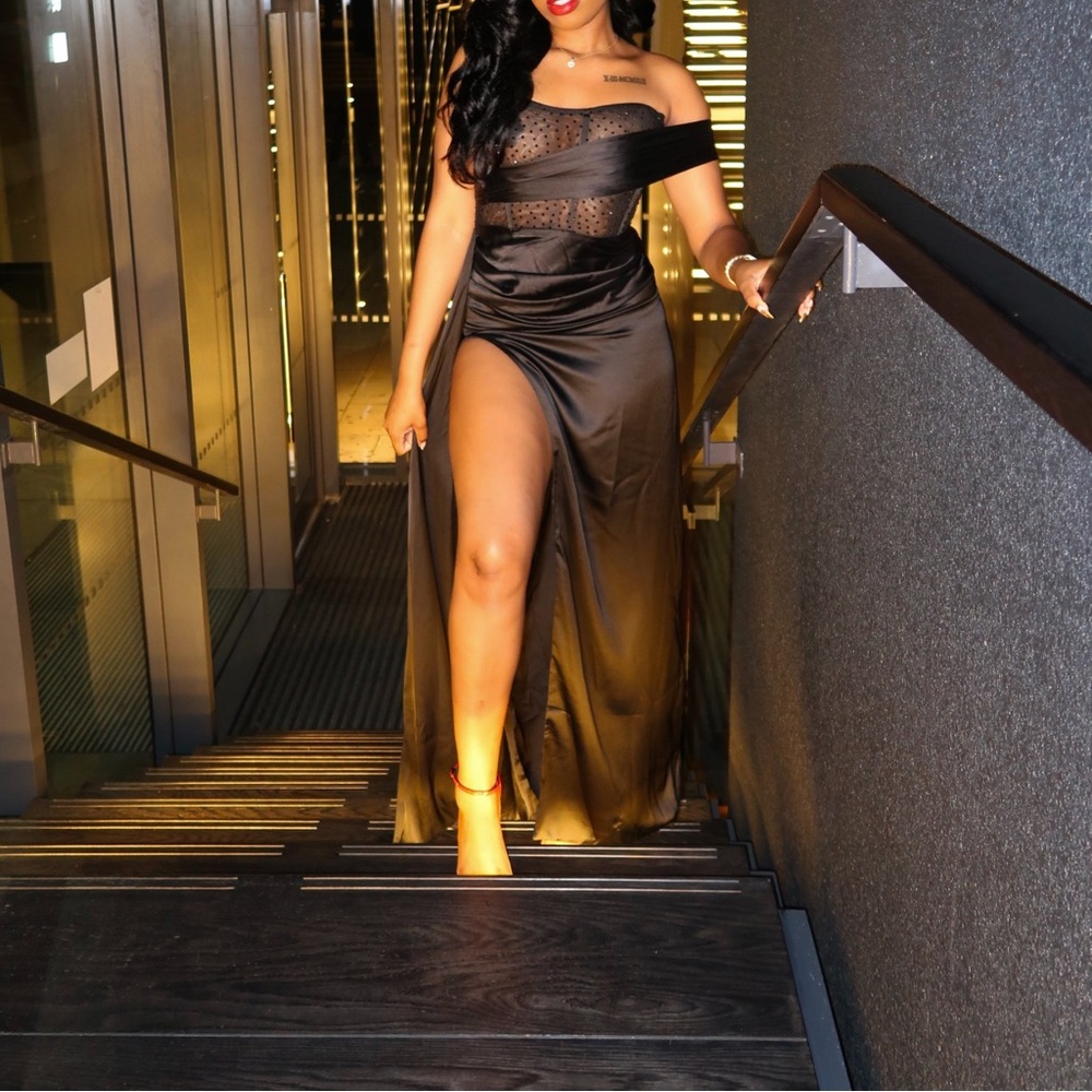 Elegant Black One-Shoulder Maxi Dress